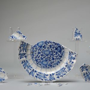A Broken Kangxi period Chinese Porcelain Blue white Plate. Top level