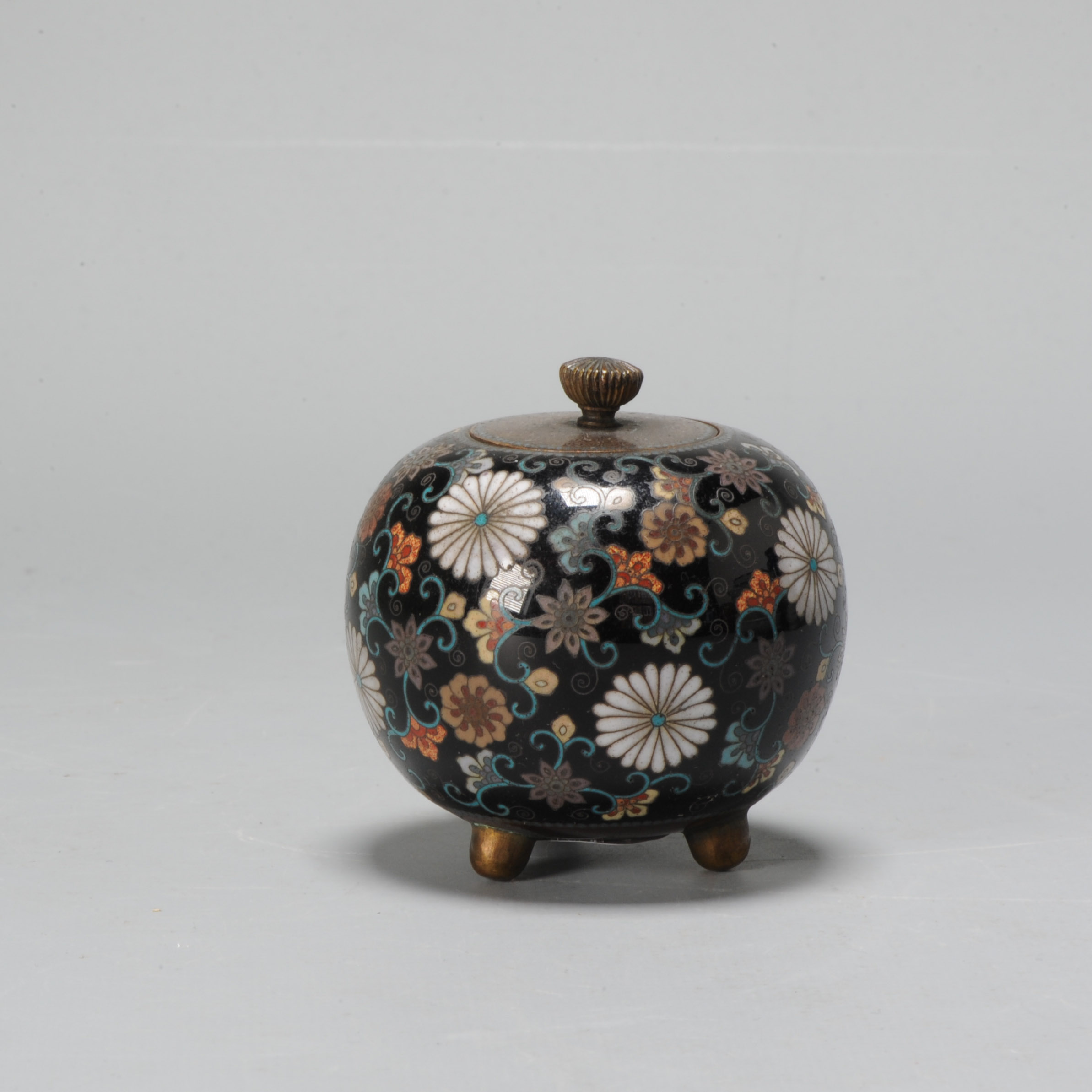 A Small round cloisonné enamel Jarlet for Incense Meiji era (1868-1912)